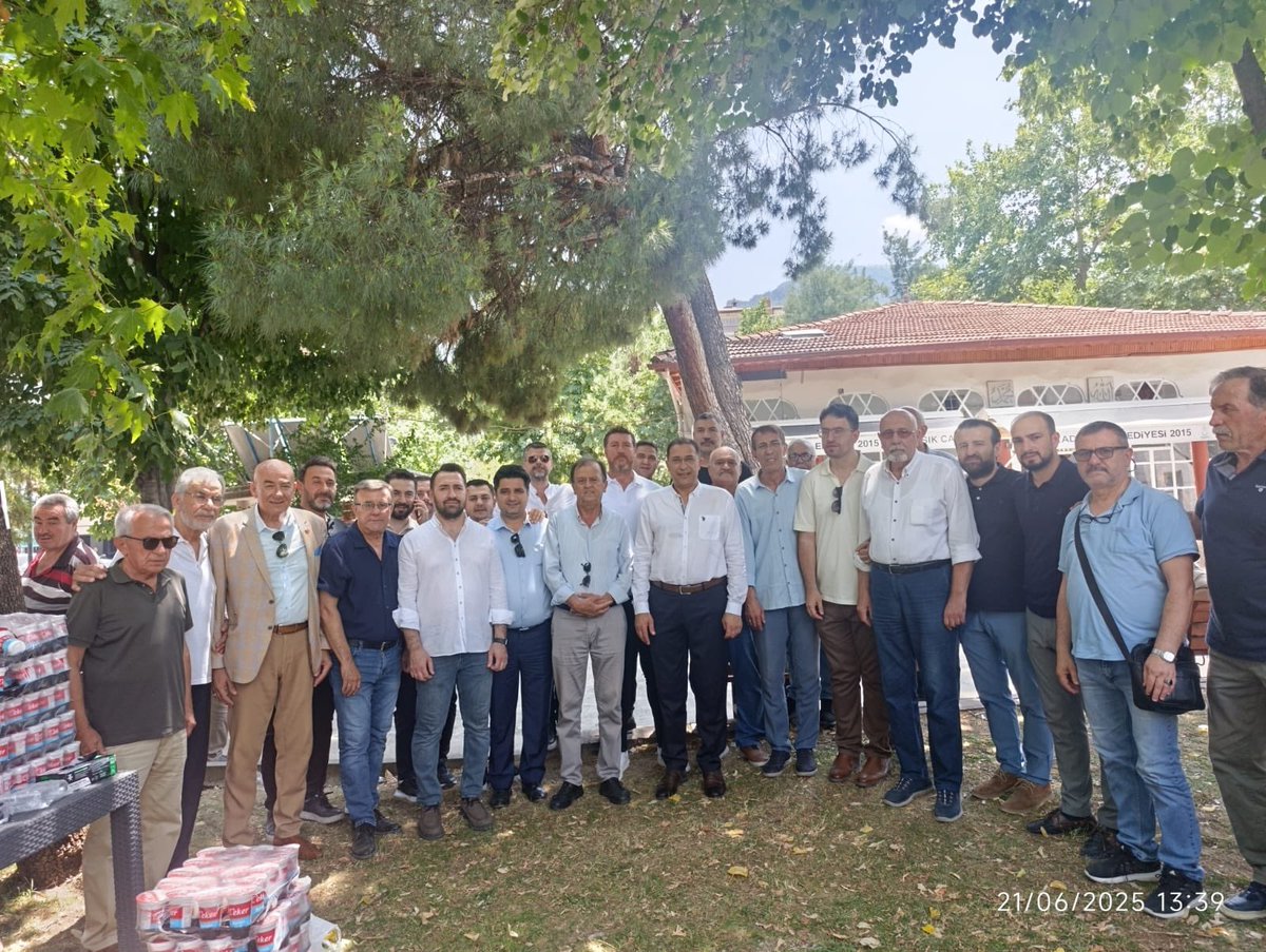 İl Başkanımız Süleyman Turgut ve il yöneticilerimizle birlikte, Manisa’mıza yıllarca hizmet etmiş, pek çok önemli belediye çalışmasında gönülden katkılar sunmuş kıymetli dava ve gönül insanı, MHP Meclis Üyesi Mehmet Güzgülü ağabeyimizin vefat yıl dönümünde düzenlenen pilav