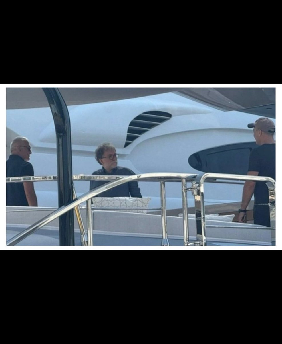 #FatihAltayli #Gözaltına 

Resimdeki Gazeteci lüks yatla Bakan ile tatilde 
Tek özelliği Gelen Ağam Giden Paşam demesi.
Padişahım çok yaşa Dersen Yatlara 
Eleştiri yaparsan Silivri