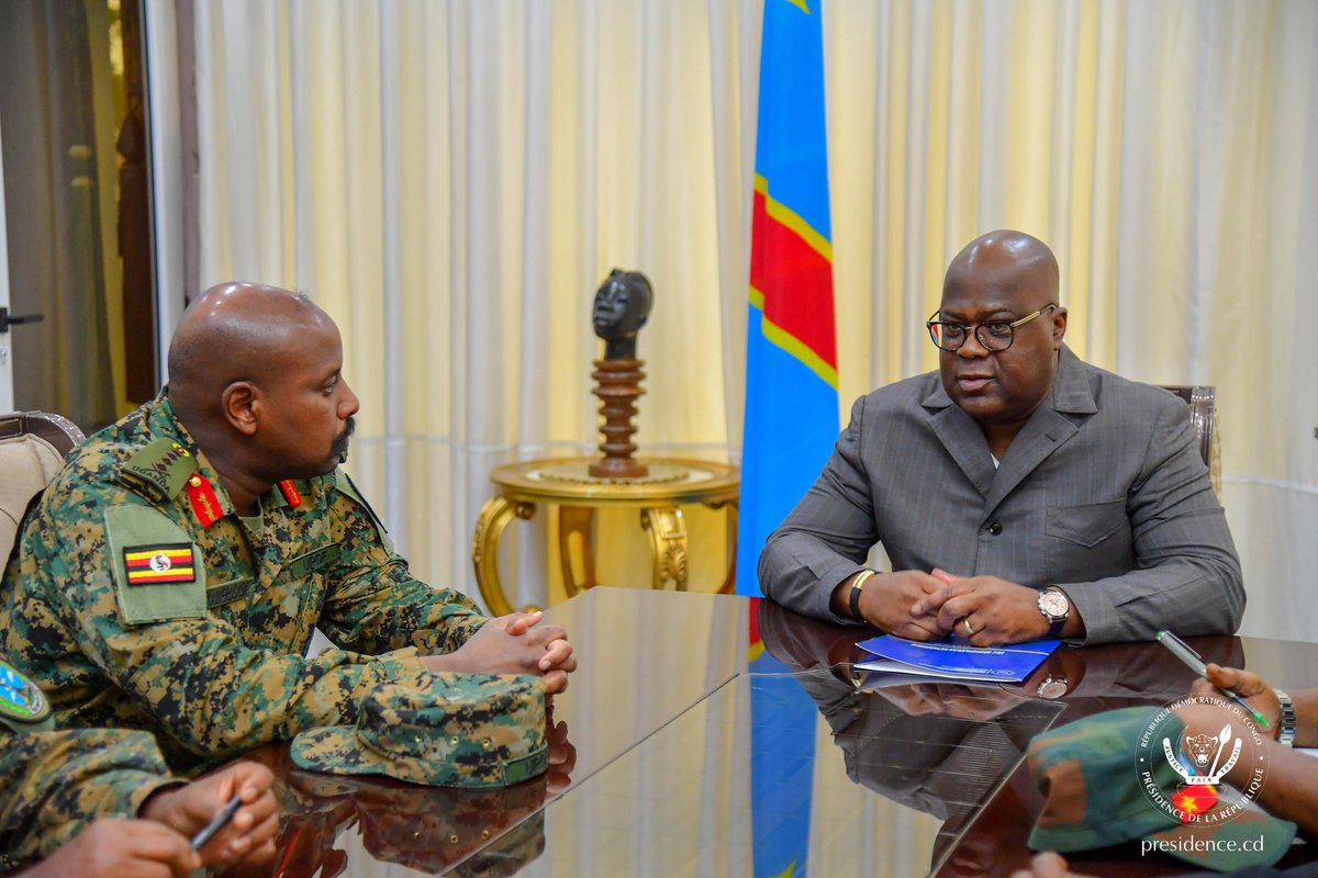 En #RDC, le Président de la République, Félix Tshisekedi, a reçu le Général Muhoozi Kainerugaba, samedi à la Cité de l’Union africaine, Chef d'état-major et Commandant de l’armée ougandaise (UPDF), en séjour de travail à Kinshasa depuis le vendredi dernier. Profitant de sa