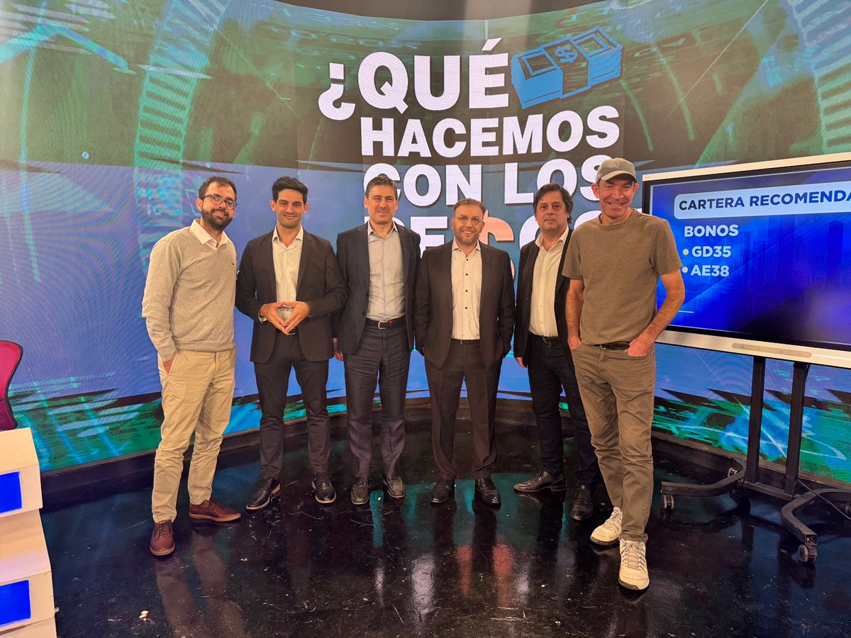 Mariano Otálora (@otaloram) on Twitter photo Cerramos una nueva edición de <a href="/quehacemospesos/">¿Qué Hacemos con Los Pesos?</a> junto con <a href="/franaldaya/">Francisco Aldaya</a> de <a href="/BloombergLinea_/">Bloomberg Línea</a>, Gastón Lentini, <a href="/rafaeldigiorno/">Rafael Di Giorno</a> de <a href="/ProficioInvest/">Proficio Investment</a>, Alexis Tschubarov de <a href="/spread_academy/">Spread Inversiones -Alexis Tschubarov</a> y <a href="/marianogoro/">Mariano Gorodisch</a>.
¡Gracias por haber sido parte!
Mirá el programa completo: youtu.be/rxn2eTa7Jjw Cerramos una nueva edición de <a href="/quehacemospesos/">¿Qué Hacemos con Los Pesos?</a> junto con <a href="/franaldaya/">Francisco Aldaya</a> de <a href="/BloombergLinea_/">Bloomberg Línea</a>, Gastón Lentini, <a href="/rafaeldigiorno/">Rafael Di Giorno</a> de <a href="/ProficioInvest/">Proficio Investment</a>, Alexis Tschubarov de <a href="/spread_academy/">Spread Inversiones -Alexis Tschubarov</a> y <a href="/marianogoro/">Mariano Gorodisch</a>.
¡Gracias por haber sido parte!
Mirá el programa completo: youtu.be/rxn2eTa7Jjw