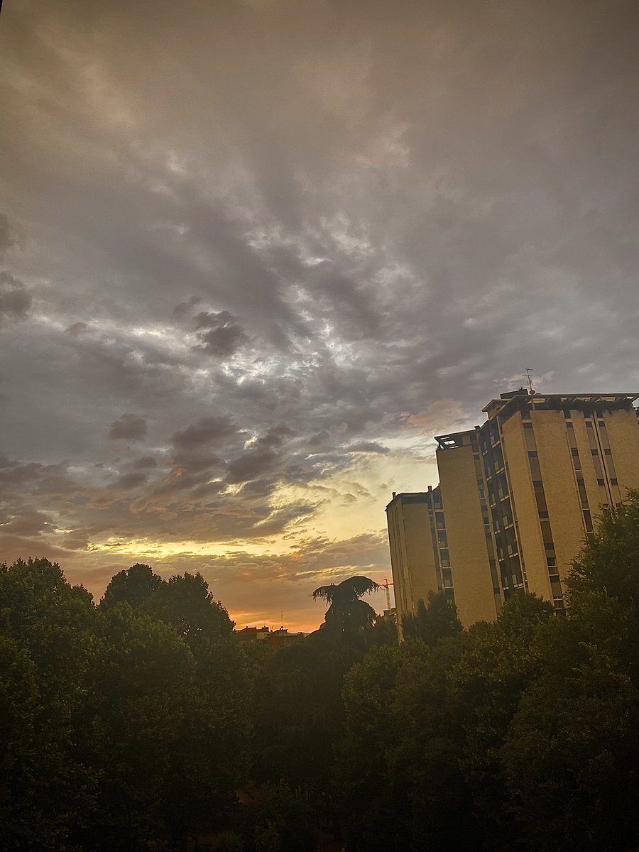 本日夏至ですがイタリアの日没時刻は21:16です
21:00すぎでこの明るさはイタリア(ヨーロッパ？)ならではですね🇮🇹