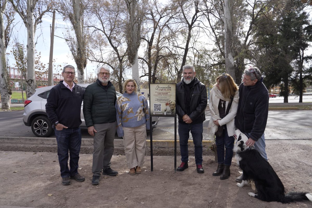 Junto a familiares, amigos y vecinos de la zona, recordamos a Luis Casnati en el día de su cumpleaños. En el marco del ciclo "Guaymallén cuna del arte" señalizamos el lugar que fue la casa del destacado escritor, arquitecto, diseñador y docente.
#CulturaMendoza
