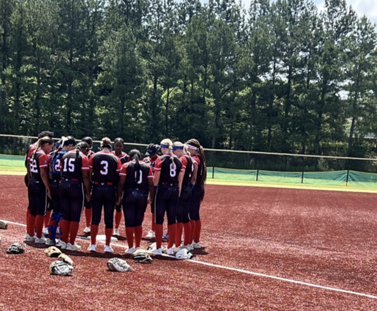 The 26/27 girls are moving on after winning their first bracket game 9-0 over Fury Platinum X Pickett. The bats were hot and the defense was on point. Next game at 4:00pm on field 3. Go Dukes!