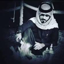 💔

آه يازحمة مشاعرنا الحزينه
مقبض البيبان مسكته الأماني

منطوي ف قرنة الصمت اللعينه
اعتزي بالصمت واذكر من نساني

دثريني لـو رمـتني هـالـمدينه 
 واشعلي لليل أحزاني اغاني

آنـا طفل مشبك الليله يدينه
ينتظر قشه تجيبك للـمـواني

لو تعرى العمر بعدك من سنينه
ما ستره إلا تراب الأرض ثاني
