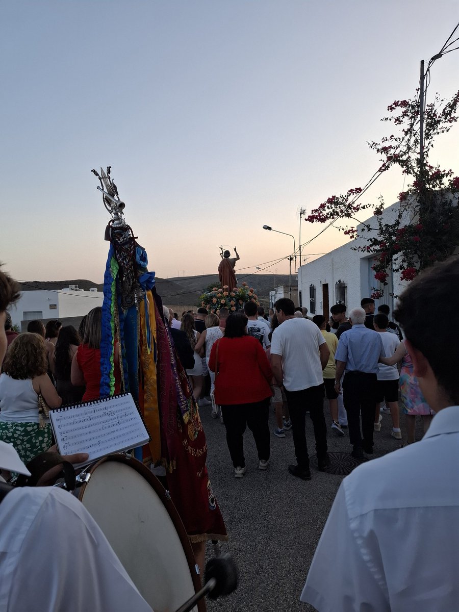 San Juan Bautista ya recorre las calles de Polopos acompañado de vecinos y autoridades.

Suenan "Esperanza Macarena" (Morales) y "Rosario de Montesión" (Velázquez)

#SoñandoMúsica
