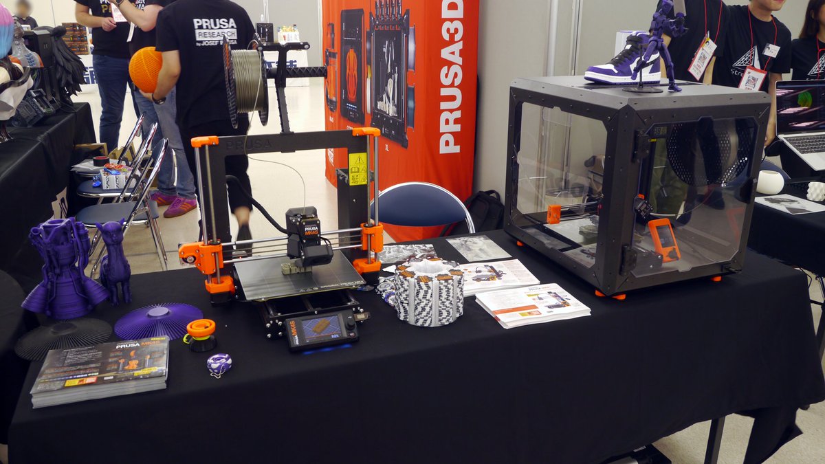 3Dプリンター Original Prusa MK4S（prusa3d.com/ja/product/ori…）とエンクロージャー化されたOriginal Prusa MINI+（prusa3d.com/ja/product/ori…）が展示されていました。両機は入門から本格的な運用まで、より深い知見を得るためにも、優れた完成度と選択肢を備えています（Prusa CORE OneとOriginal Prusa