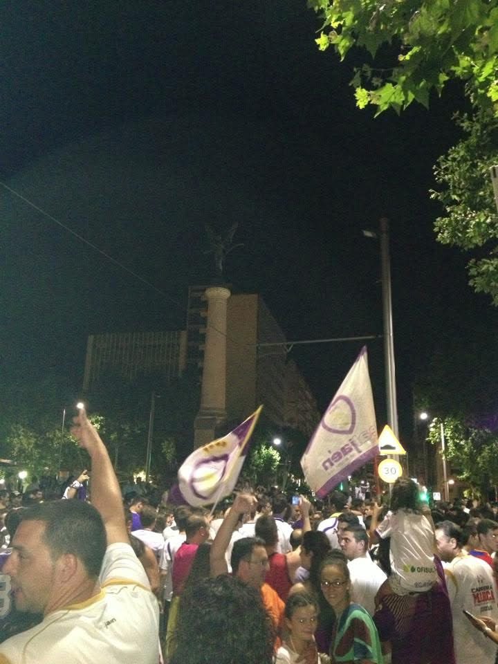 javi_montoro's tweet photo. El 30 de junio de 2013 yo estaba ahí. Solo, aunque rodeado de aficionados exultantes. Y le pregunté a la Diosa Atenea-Niké el porqué de tanto tiempo que los jienenses no celebrábamos algo con ella… Y en mi corazón, quien me inculcó el sentimiento de ser “de este maldito equipo”. https://t.co/FlBuc6NWtx