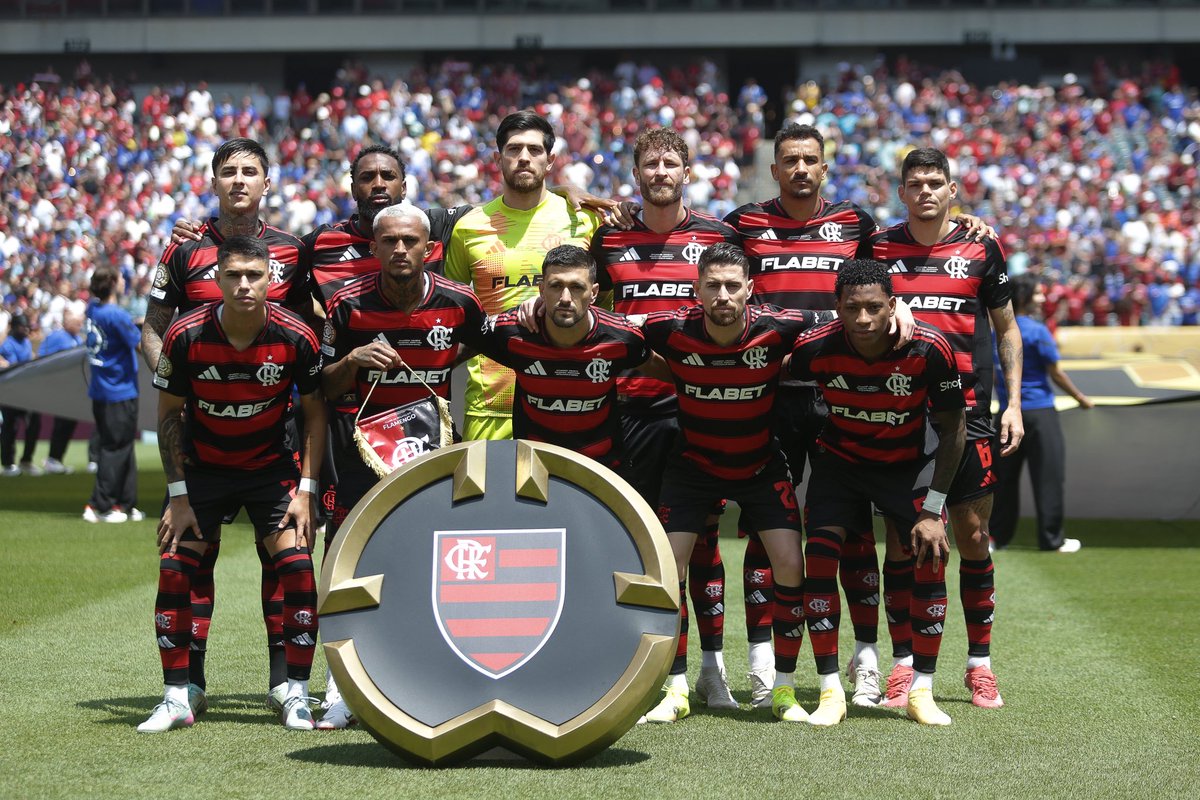 futebol_info's tweet photo. “O Flamengo é um time de elite. Eles têm uma mistura fantástica entre intensidade na pressão e também um forte bloco defensivo mais baixo quando precisam. Eles têm jogadores fantásticos como o Danilo, que eu conheço bem, joguei com ele. A experiência, a capacidade de controlar a posse… É um time de elite.”

🎙️ Kompany, técnico do Bayern.
📸 Gilvan de Souza/CRF | Reprodução/Bayern