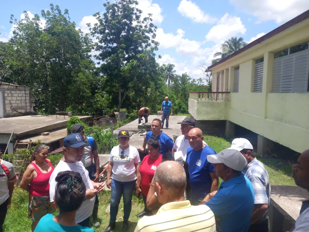 Siguiendo la Ruta del Agua, llegamos al  Policlínico de #Matagua, donde intercambiamos con trabajadores y vecinos, reinaba la Alegría, después de varios años estaban recibiendo el servicio por redes, llegar a toda la población,el compromiso contraído #UnidosXCuba #INRHCuba