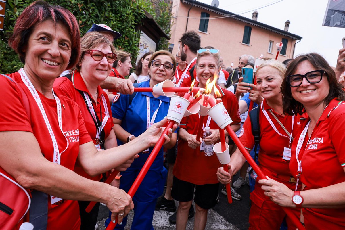 Un Solferino con 5.400 fiaccole e con il pensiero rivolto a Gaza, alle violenze che si consumano quotidianamente in Medio Oriente e che non risparmiano nessuno, che uccidono indifesi, bambini, operatori umanitari, che spezzano vite e distruggono ospedali, impediscono aiuti.