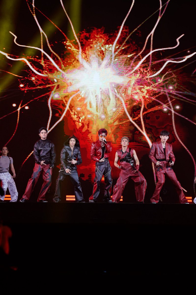 whochen's tweet image. 鵝子讓我好驕傲！
#SB19atHitoPop2025 
So proud of you.
✊✊✊