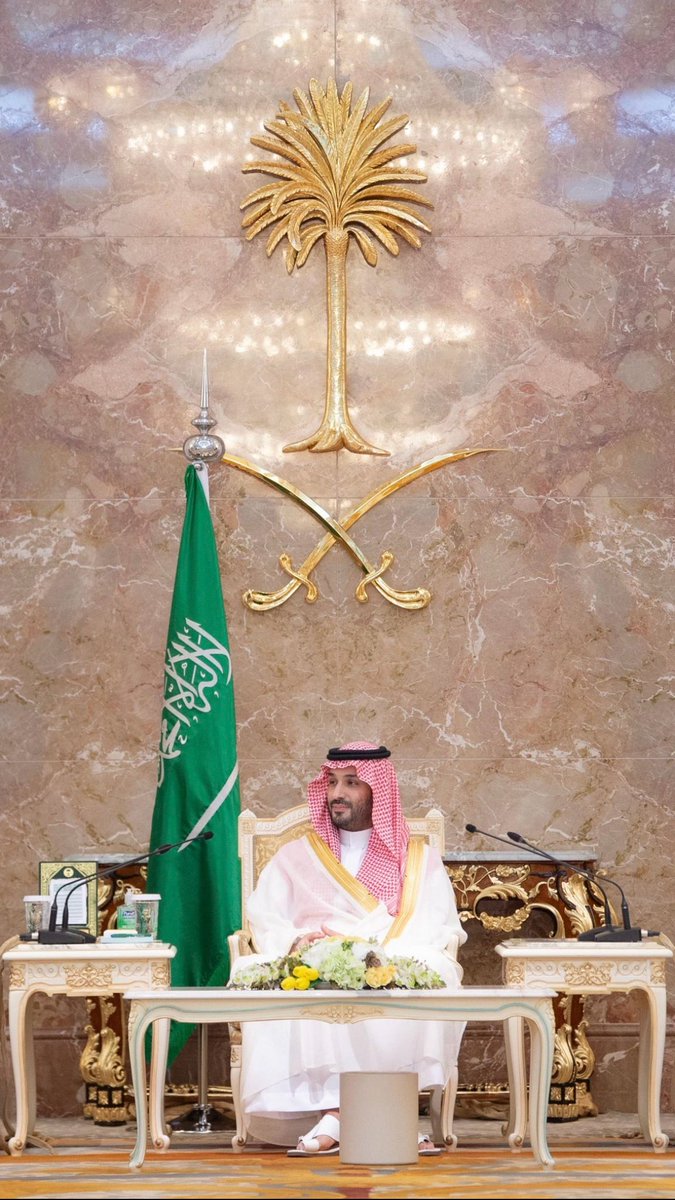 نهض للمجد والعلياء ونهضنا 
وآمنا بفكره وأنتمينا ..

نشوف أحلام شعبه في عيونه 
و تعزوينا  على النجم ورقينا .. 

#الذكرى_الثامنة_لبيعة_ولي_العهد 
#نجران_الآن