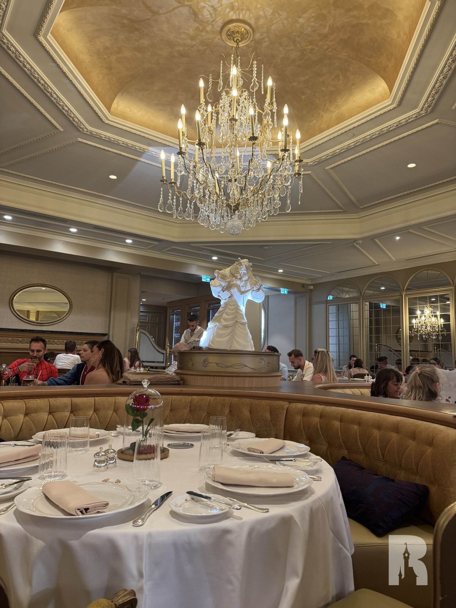 🍽️ Dinner tonight at the Disneyland Hotel’s La Table de Lumière