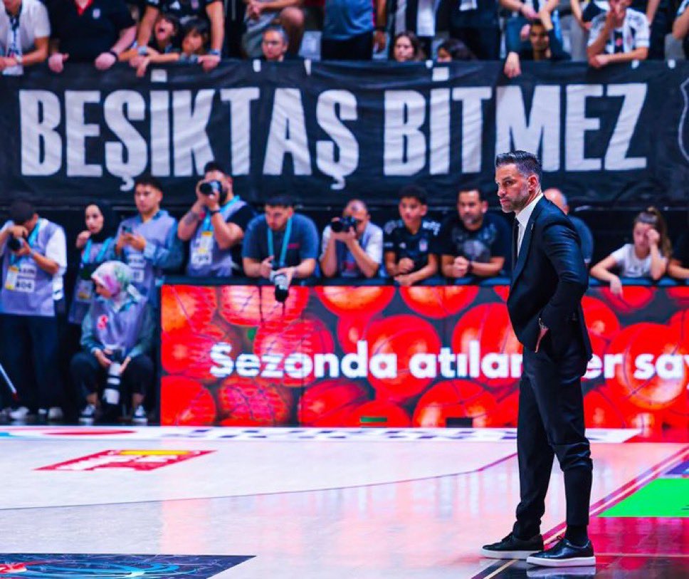 Kendisinden 12 kat yüksek bütçeli takımı eledi, kendisinden 15 kat yüksek bütçeli takıma 21 sayı fark attı. 

Beşiktaş armasının ne anlama geldiğini bir adam yetiyor.