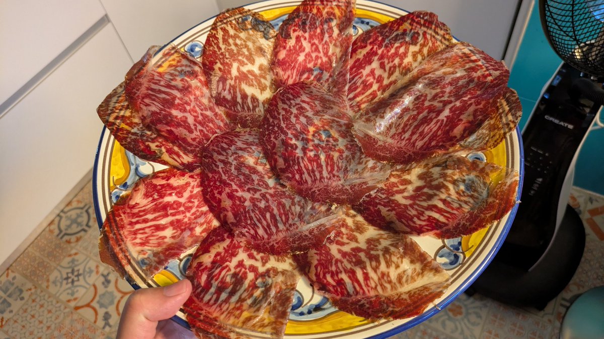 Mirad qué cecina tienen los que me proveen, amigos míos.