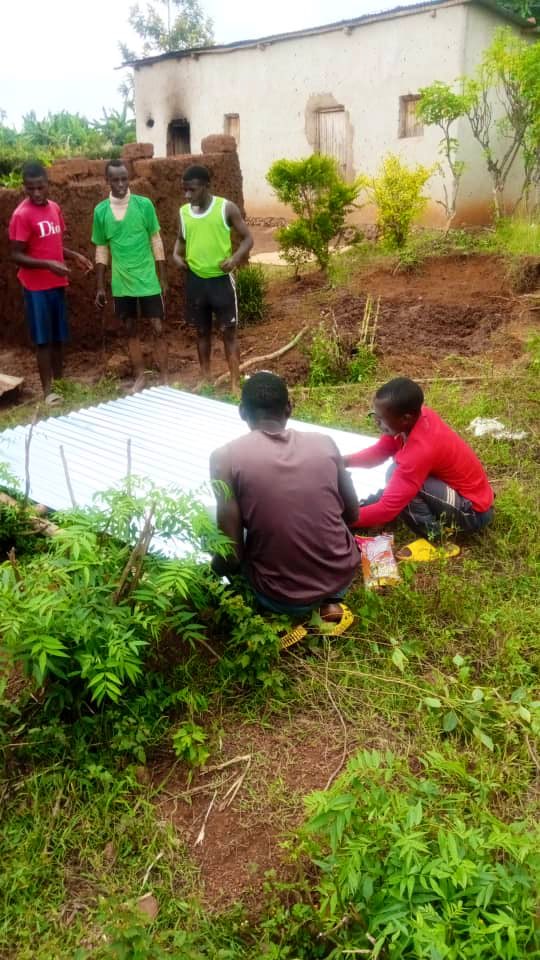 None, Urubyiruko rw'Umurenge wa #Nyamata rwakoze umuganda wihariye ku nsanganyamatsiko: “Uruhare rw’Urubyiruko mu kurwanya Ingengabitekerezo ya Jenoside.” Hakozwe isuku ku rwibutso, hubakwa ubwiherero 2 n'ikiganiro mu gukoresha neza ikoranabuhanga.