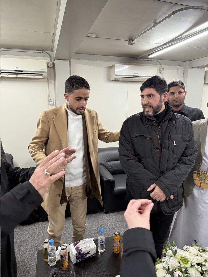 ابو علي 
كان شهيدًا من قبل
 يمشي على الأرض
 بروح ارتفعت منذ زمن
ما كان لبطلٍ مثله أن يطيل البقاء
فركب السيّد لا يُتأخّر عنه من يشبهه
تأخّر جسدُه
لكن روحه كانت هناك
#هنيئًا_لمن_لحق