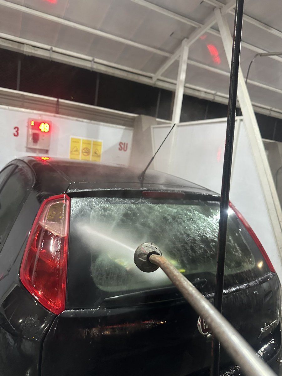 Zamansızdık ilk başta, sandım hep iyi kalcaz
Yetmiyo hiçbi iltifat hissettirmiyosan
Boşa dökülen yaşlar, artık üzülmem asla
Hoşsun, başkasını bulursun, kafana takma