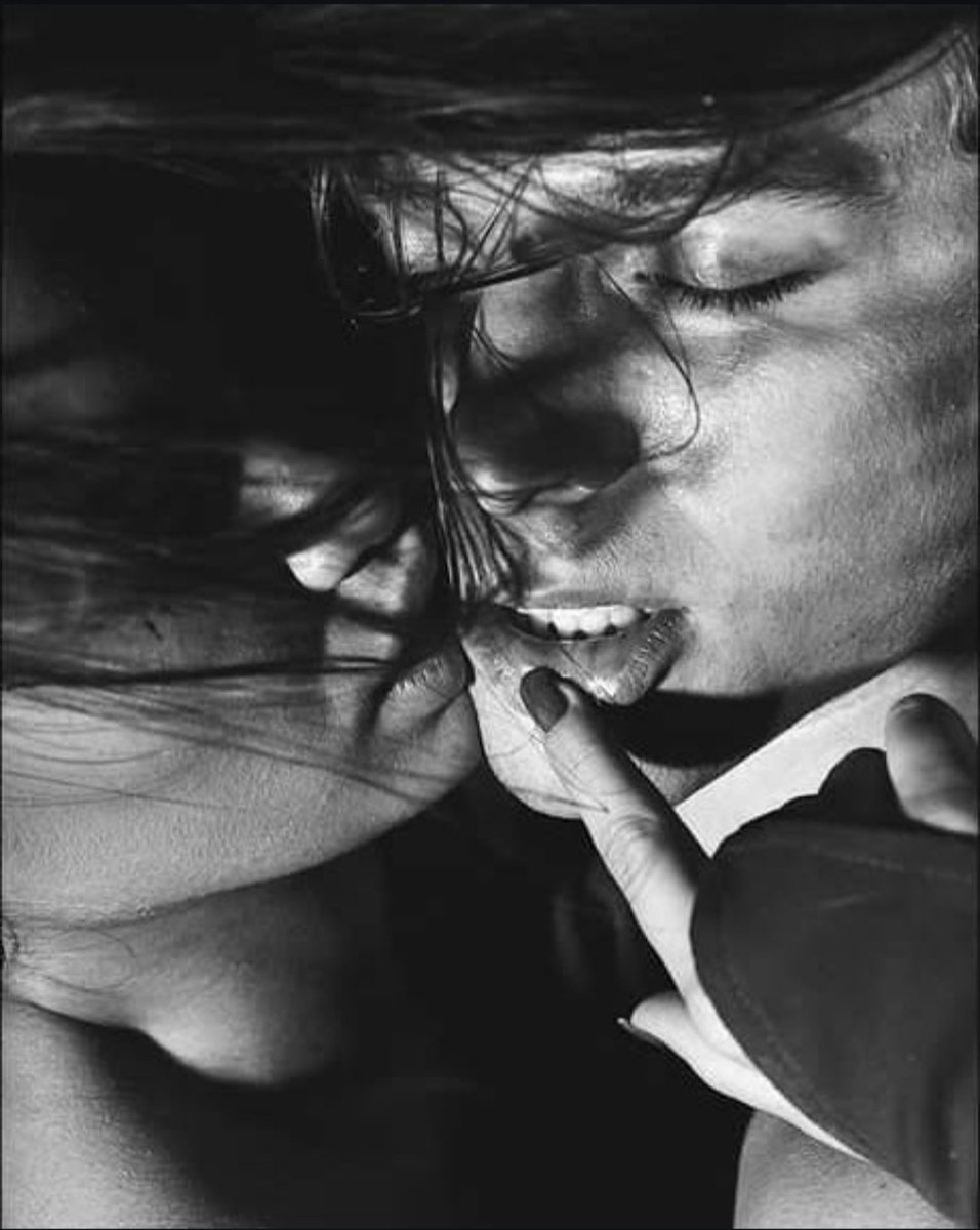 Kor nefesim,
can sızım,alın yazım..

İster gözlerinin kuğusuyla,

İster yağmurlarının buğusuyla gel.!

Gel ki, yokluğunu savurduğum, 

Bozkırlarda kanamasın gelincikler,

Ve kızıllığında donsun zaman,

kana kana içtiğim yangın,

DUDAKLARINDA...

Kzyce..❤️‍🔥🌹