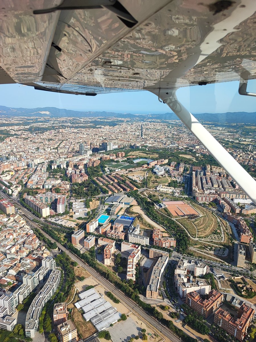 Avui, tarda d'avioneta recorrent Catalunya. Destaco dos moments, veure Ca n'Oriac a mode d'ocell, i la Nova Creu Alta 🛩️
