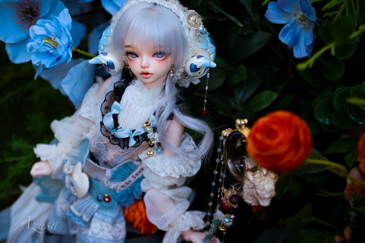 azusa_frigus's tweet photo. 花境深處，
帶著靜謐與祝福，走進我們的夢中。

她靜靜坐在花境裡，
光與花圍繞著她，好像她本來就屬於這裡。

#BJD #球体関節人形 #DollPhotography
#人偶 #ドール撮影 #minifee
#fairylandhwayu #bjdstagram #bjdphoto
#AzusaDollworks #dollphotogallery #bjdsofinstagram https://t.co/pPAxsv3D64