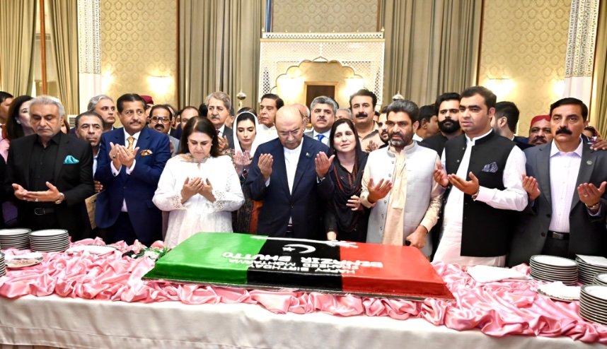 Makhdoom Tahir Rasheed ud din (@makhdoomtahirpp) on Twitter photo صدر مملکت آصف علی زرداری اور خاتون اول بی بی آصفہ بھٹو زرداری بینظیر ہنر مند پروگرام کے اجراء کے موقع پر شہید محترمہ بینظیر بھٹو کے بلندی درجات کیلئے دعا کررہے ہیں۔
<a href="/AAliZardari/">AsifAliZardari</a>
<a href="/AseefaBZ/">Aseefa B Zardari</a> صدر مملکت آصف علی زرداری اور خاتون اول بی بی آصفہ بھٹو زرداری بینظیر ہنر مند پروگرام کے اجراء کے موقع پر شہید محترمہ بینظیر بھٹو کے بلندی درجات کیلئے دعا کررہے ہیں۔
<a href="/AAliZardari/">AsifAliZardari</a>
<a href="/AseefaBZ/">Aseefa B Zardari</a>