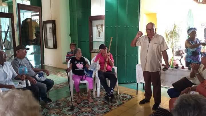 🫶🇨🇺 La Cátedra del Adulto Mayor de la <a href="/UNICACu/">Universidad de Ciego de Ávila</a>, dirigida por el destacado profesor Julio Legón Enrique, es un ejemplo de excelencia y dedicación. Demuestra que la edad no es un límite, sino una puerta hacia una vida plena y vibrante.  

ℹ️📷 <a href="/YurisbelGa19365/">Yurisbel Gallardo</a> 
#UniversidadCubana