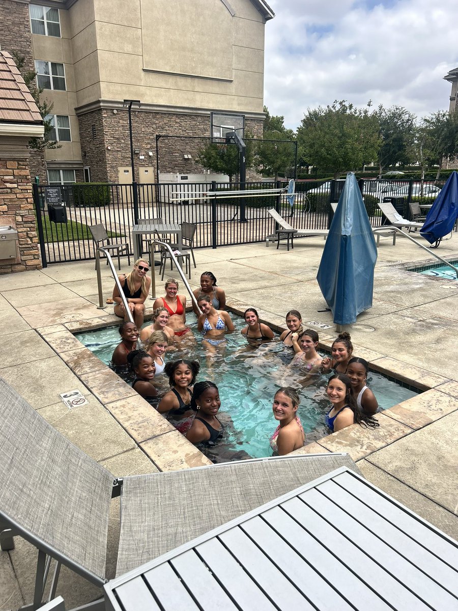 Team chemistry on and off the field ⚛️

Recovery day well spent with our TopHat trainer, California weather, and good vibes all around. 👊⚽️

Hydrated. Recharged. Ready for Game 3 tomorrow 🗓️