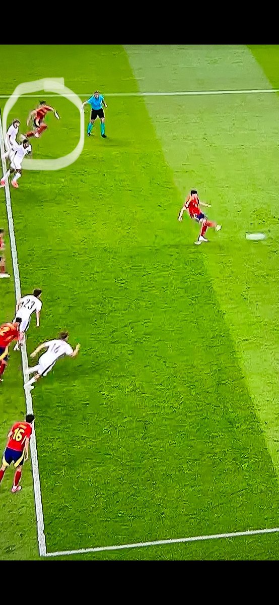 CharliePMullan's tweet image. Brilliant thinking by Spain’s Diego Lopez, who avoids encroachment on Javier Guerra’s spot kick by jumping into the penalty box.

#ESPENG #EuroU21 #Lopez #England #Spain