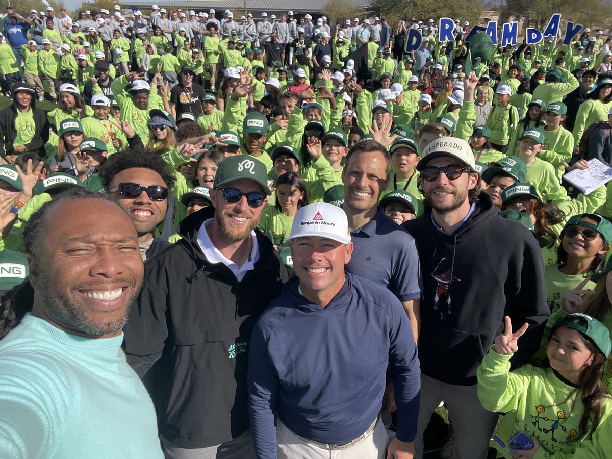 WMPhoenixOpen's tweet image. Guess you could say we're photogenic. Selfies hit different at #thepeoplesopen.