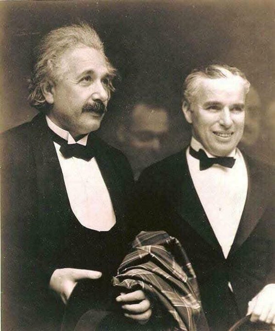 7. Cuando Albert Einstein conoció a Charlie Chaplin en 1931, Einstein le dijo: «Lo que más admiro de tu arte es su universalidad. No dices ni una palabra, y aun así el mundo te entiende».

—Es cierto —respondió Chaplin—. Pero tu fama es aún mayor. El mundo te admira, cuando nadie