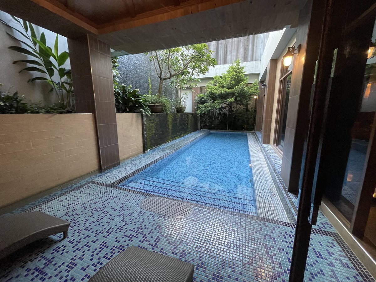 很大～～
但標示說
景觀池不能下水游泳

#有這麼大的景觀池嗎