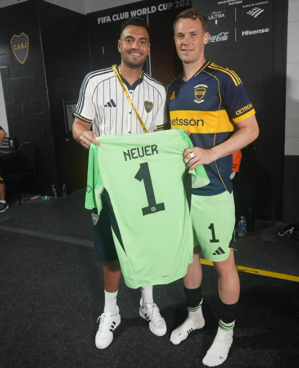 🇩🇪MANUEL NEUER se puso la camiseta de #Boca en el post partido.