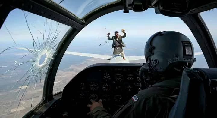 طيـ ـار امـ ريكي يطير  بطائـ رة  F35 فوق صنعاء عادي ماشي بامان مكيف 🙂 
اليمني فجئه 😅👇🏼