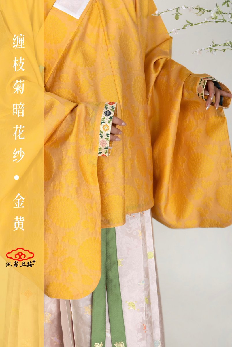 #Hanfu ·Ming dynasty （1368AD-1644AD）

The white fabric piece attached to the collar is HuLing which was originally made of paper and served to protect the collar from dirty and wear. Huling is often removable and can be replaced easily，making it both practical and elegant.