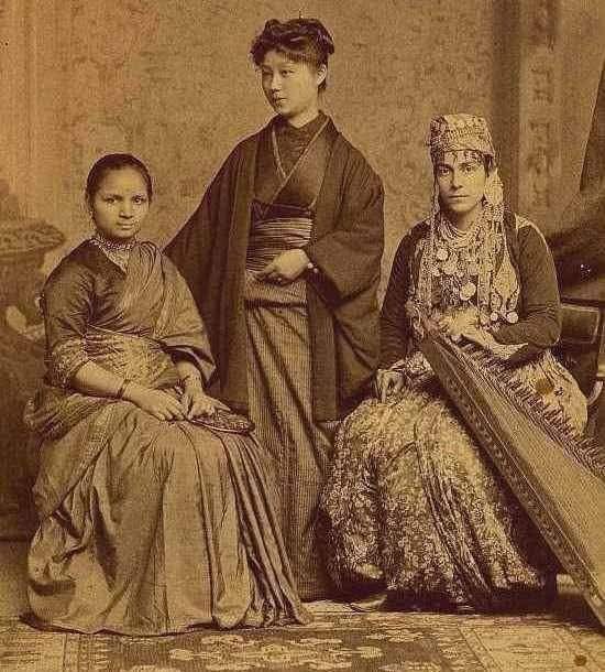La fotografía fue tomada en 1885. Tres mujeres posan juntas, serenas pero decididas. Lo que no se ve en la imagen es lo extraordinario de ese instante: cada una estaba a punto de convertirse en la primera médica licenciada de su país.

Anandibai Joshi, de la India. Keiko Okami,