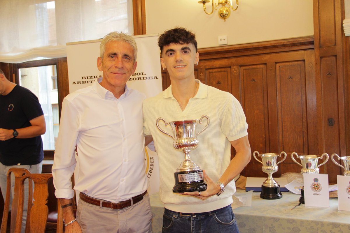 fvf_bff's tweet photo. En la entrega de distinciones a los árbitros han participado el presidente de la Federación Iñaki Gómez Mardones y el del colectivo arbitral Jon Aguirre. https://t.co/cfU5s1UiOY