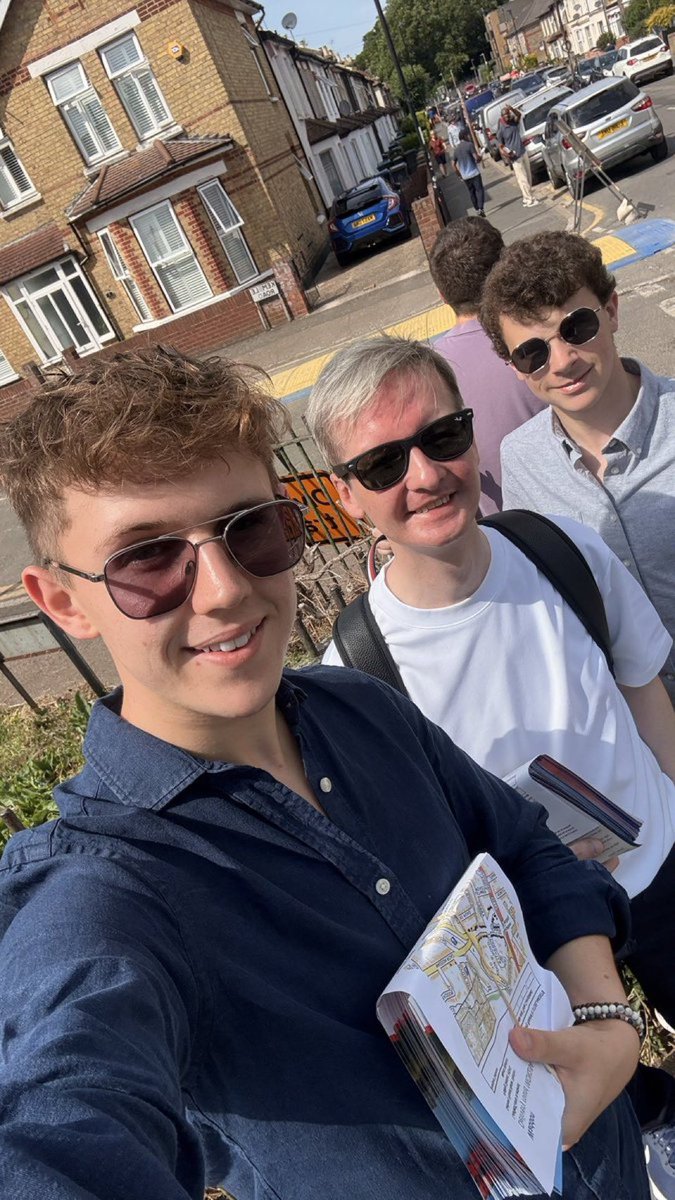 CroydonYCs's tweet image. Busy day for the Croydon Young Conservatives today!
First the Chairman Alfie Kingett and the Vice Chairman Luca Kelly were out delivering some leaflets.
And after that the Alfie and Archie visited Keston Primary School in Old Coulsdon for there summer fair !