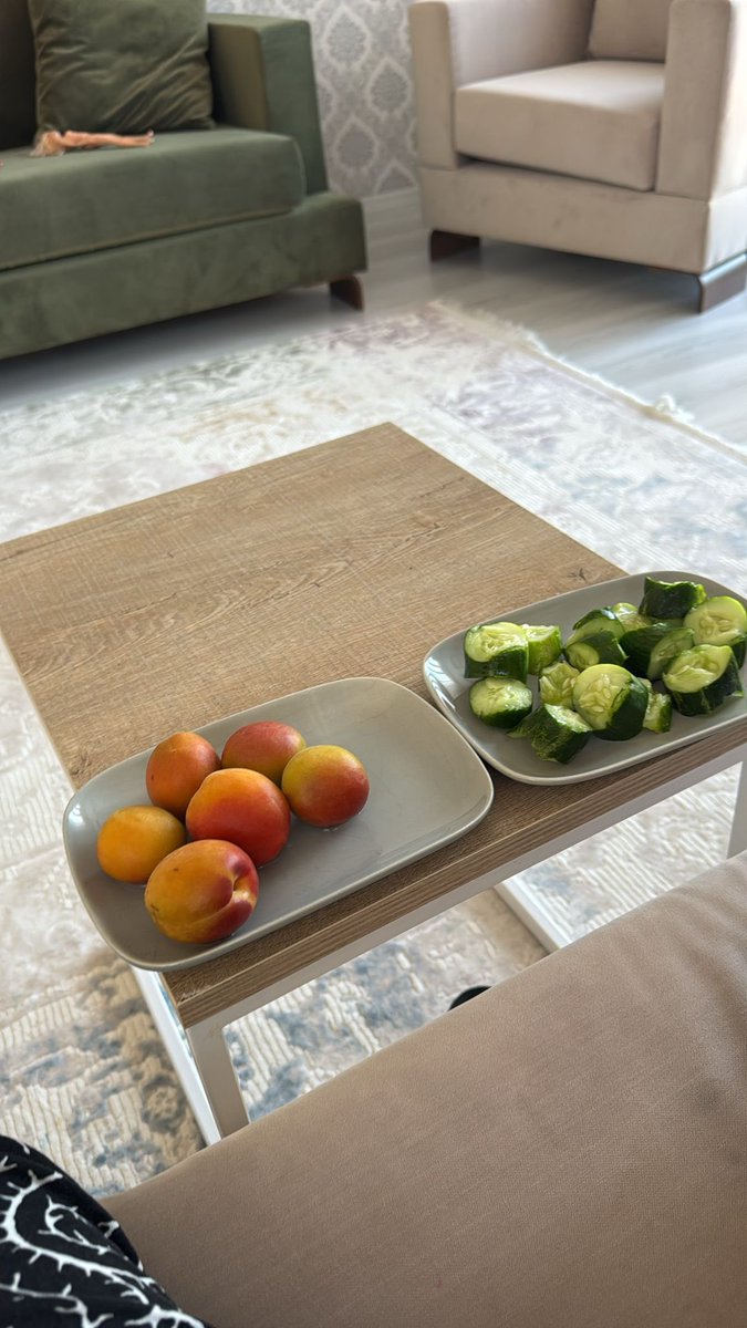 Yeğenim (5,5) annesi hasta diye meyve tabağı hazırlamış. (Not: salatalıkları dişiyle doğramış).