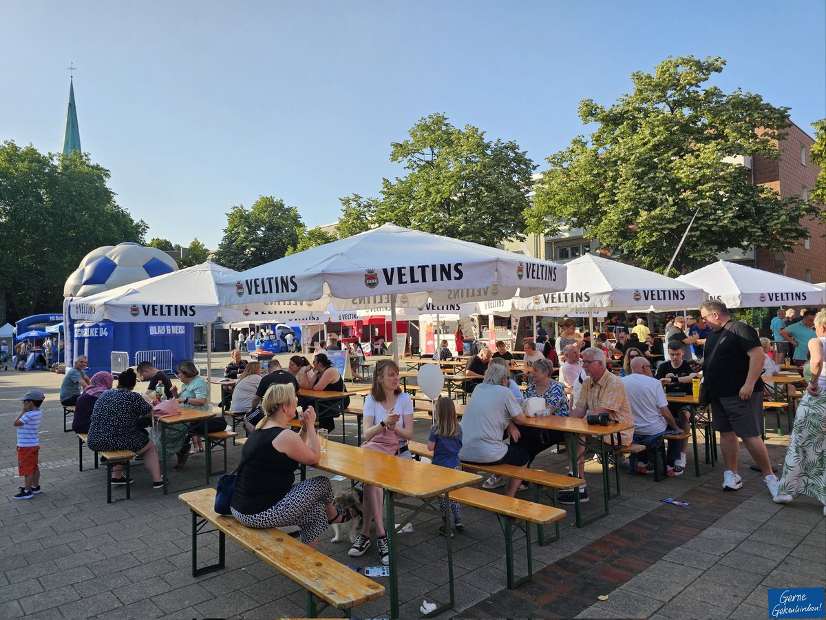 Trotz der Hitze war die Stimmung gut heute beim Bezirksfest West auf dem Josef-Büscher-Platz. Auch morgen zwischen 11 und 18 Uhr geht hier voll die Post ab. Euch erwartet ein buntes Programm für die ganze Familie, zum Beispiel mit Ernie, Bert und Schalke-Maskottchen Erwin.