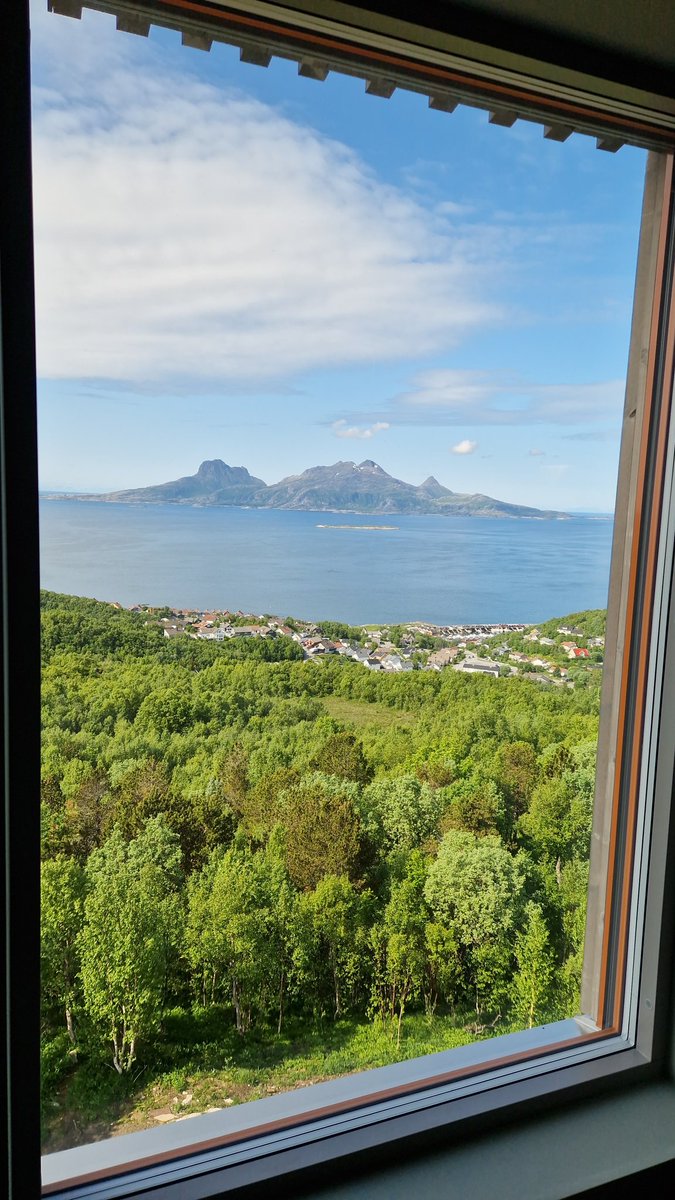 Elsker Bodø! 

Selv etter å ha blitt knust på stadion, kan man ikke annet enn å være forelsket i denne byen, og i menneskene her!

Hadde bestilt et rimelig og ydmykt rom, men kom til dette!

Gode venner er gull verdt. 

Tusen hjertelig takk! 

Dette, DETTE var kos! ❤️