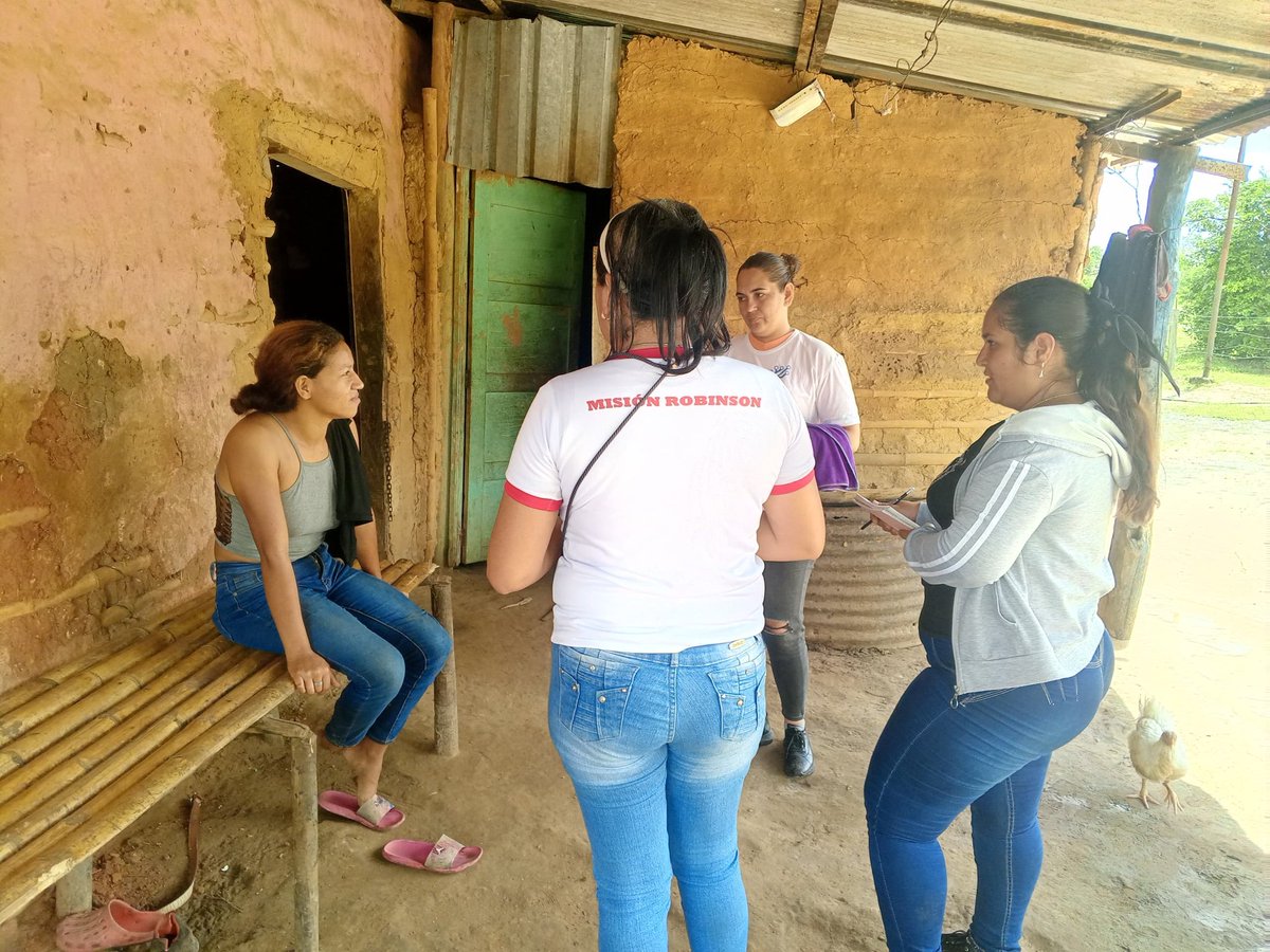 Robinsonmonaga2's tweet photo. Plan de Amor en Acción desde la parroquia Boquerón municipio Maturín,  Comuna Saber y Hacer con las Manos del Pueblo de Agua Clara, la #Misiónrobinson participa  con el Sistema de Misiones y Grandes Misiones brindando una atención integral.
@NicolasMaduro 
@lilianoropeza6 https://t.co/mohHTBKxXG