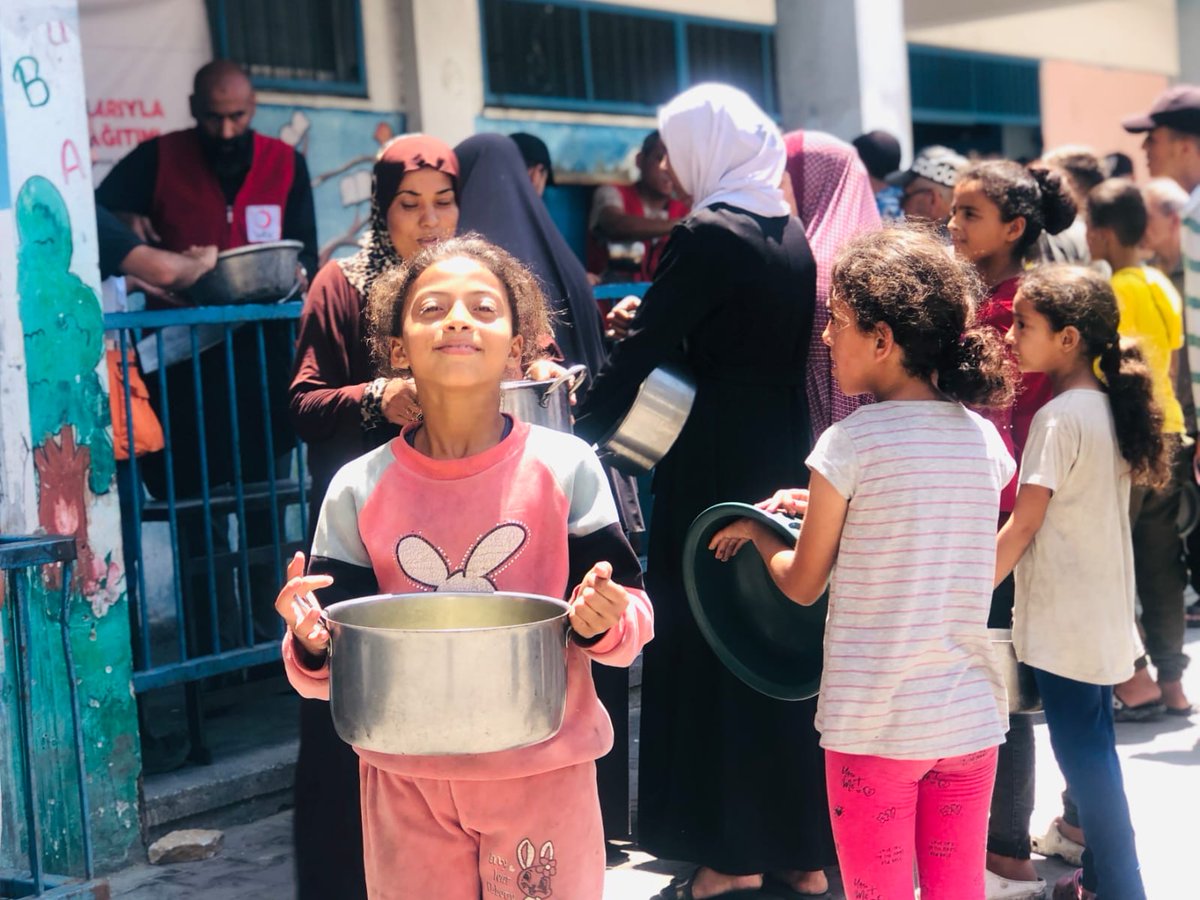 Bu gülümsemeyi tanıdınız mı?

Bu; çocukluğunu yoklukla, bomba seslerinin gölgesinde geçiren bir Gazzeli çocuğun gülümsemesi…
Ve evet, bu gülümseme sizin sayenizde. ✨🤍

Türk Kızılay olarak, Gazze’deki aşevlerimizde pişen her tabak yemekle, o topraklara sadece sıcak bir öğün