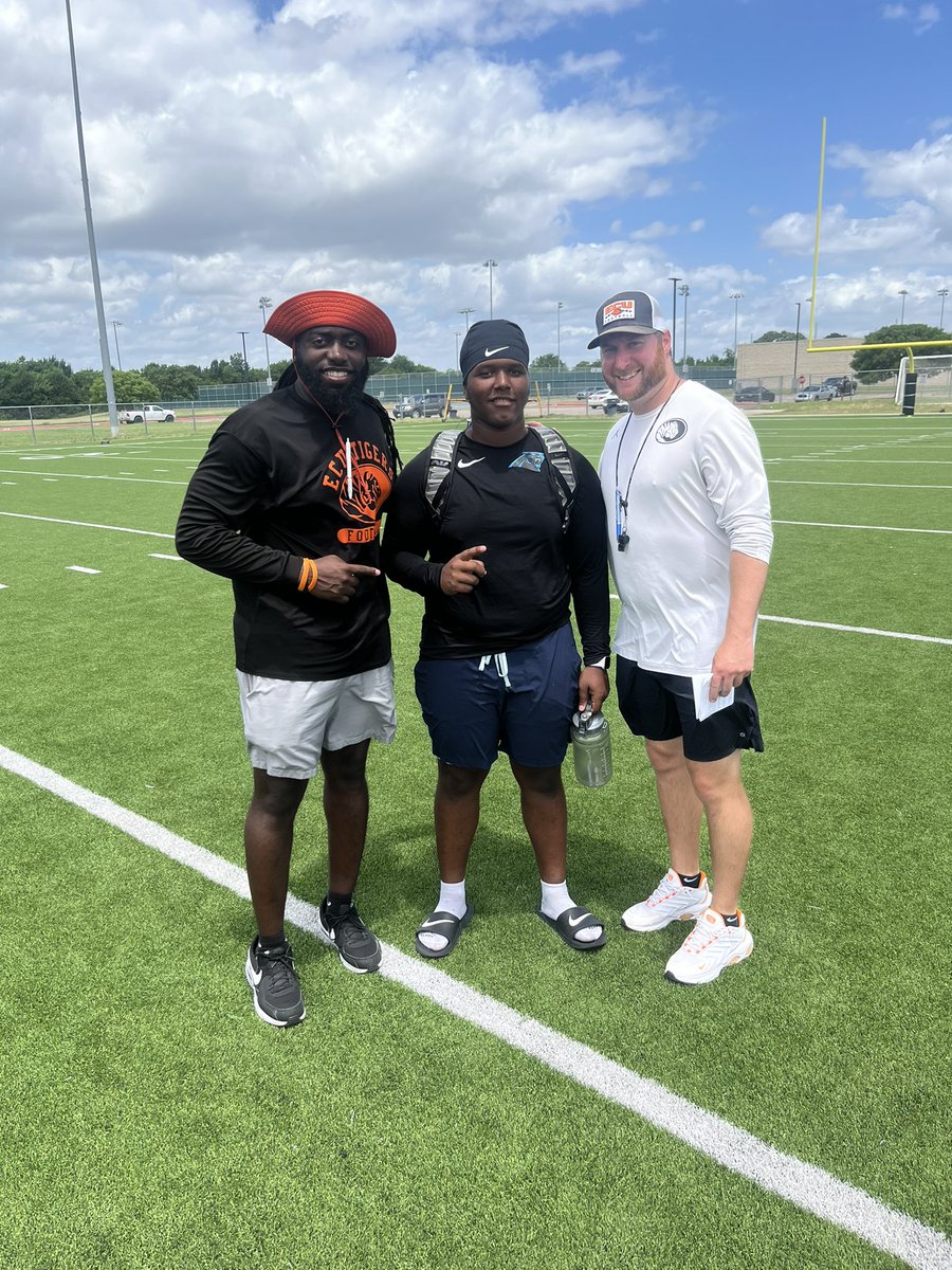 Bluitt50's tweet image. #AGTG Just received my first offer from @LitrentaJohn at @ECUTigersFB camp today 🙏💯
@DmoeSwagg23
@LSOCFootball @CoachWeltonJ