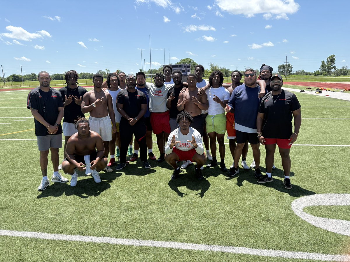 Pass Rush summit with the best in the Midwest!!!!! 

 <a href="/littlehead72/">Chief</a> Thank you so much for coming up blessing us with your knowledge!!!! <a href="/StaceySattDL52/">Stacey Satterwhite</a> Coach we are all grateful for all that you do for the youth, and next generation. Thank you for your time and knowledge as well!