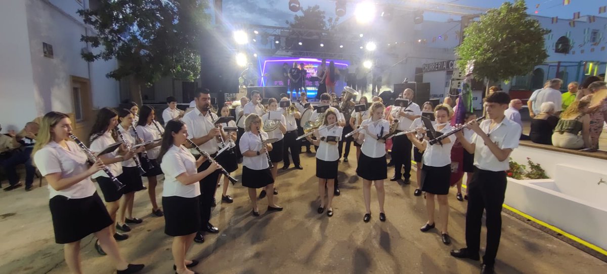 Finaliza nuestra actuación en Polopos con el tradicional concierto de pasodobles para desearles unas felices fiestas a sus vecinos, un año más.

¡Viva San Juan!
#SoñandoMúsica