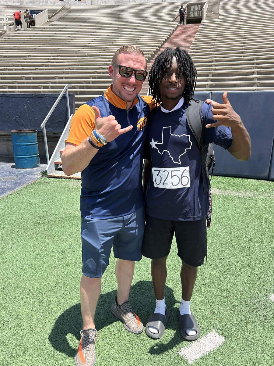 torreypaul2nd's tweet image. I had a great camp at @UTEPFB in the sun bowl. Thanks for showing much love @CoachSWUTEP @CoachPappalardo, @CoachBKChung! #Picksup #WintheWest @coachcodutti @TheMothersh1p “lightning in a bottle”
