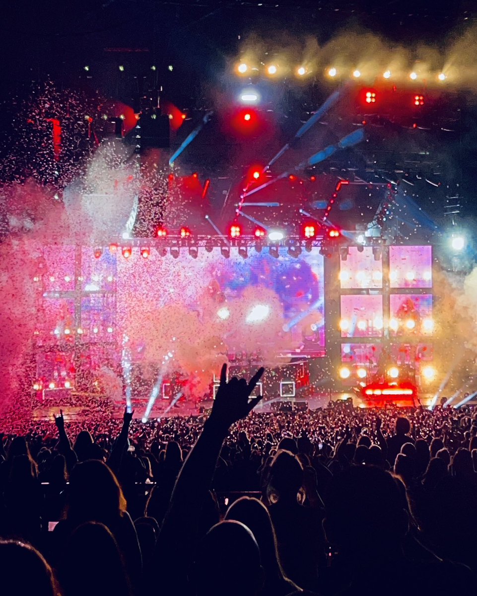 this photo I took at the <a href="/AvrilLavigne/">Avril Lavigne</a> concert last night would have gone triple platinum on tumblr in 2013