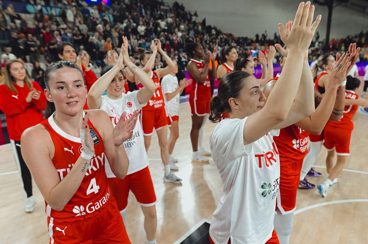 Finale yürüyoruz! 🏀

Yunanistan karşısında sergiledikleri mücadeleyle çeyrek finale yükselen A Milli Kadın Basketbol Takımımızı gönülden kutluyorum.

Yolunuz açık olsun #FileninSultanları