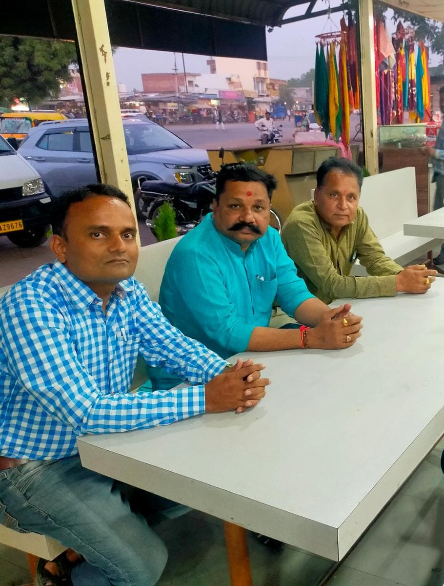 SHARADKUMARASH1's tweet photo. પૂર્વ કેબિનેટ મંત્રી ગુજરાત સરકાર અને મહેમદાવાદ વિધાનસભા ના ધારાસભ્ય શ્રી અર્જુનસિંહ ચૌહાણ સાહેબ ને જન્મદિવસ ની હાર્દિક શુભકામનાઓ....... 💐 https://t.co/2RbW5myhq5